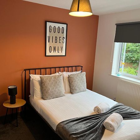 3 Bedroom House With Parking Manchester Eksteriør bilde