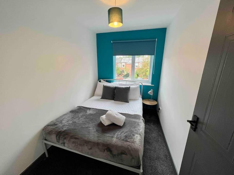 3 Bedroom House With Parking Manchester Eksteriør bilde