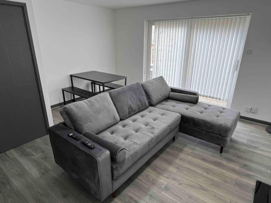 3 Bedroom House With Parking Manchester Eksteriør bilde