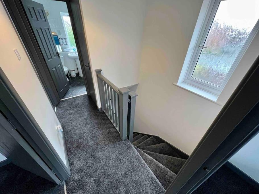 3 Bedroom House With Parking Manchester Eksteriør bilde