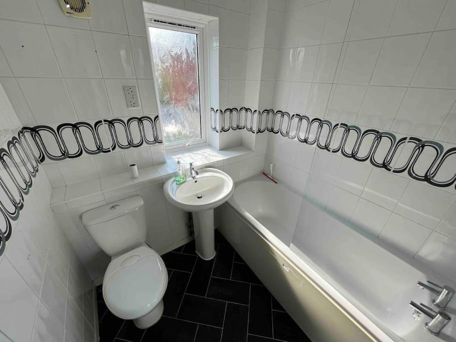 3 Bedroom House With Parking Manchester Eksteriør bilde