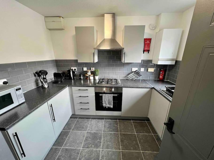 3 Bedroom House With Parking Manchester Eksteriør bilde