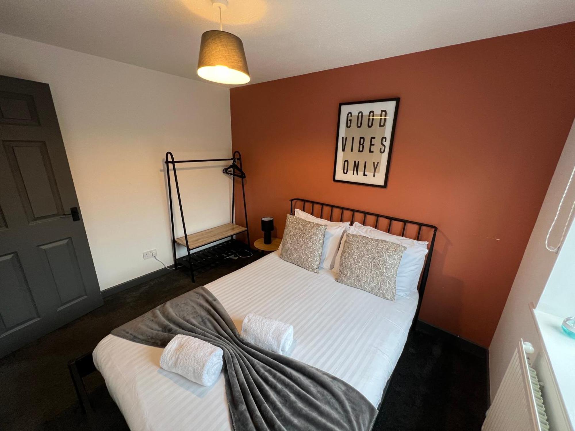 3 Bedroom House With Parking Manchester Eksteriør bilde